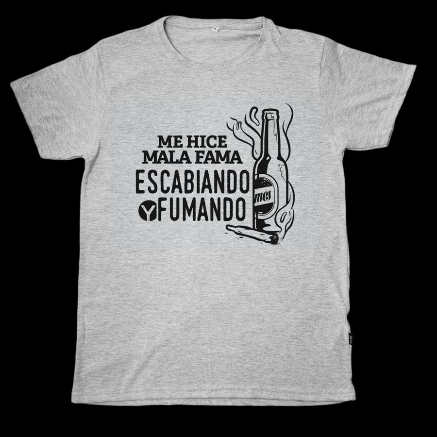 Remera gris Me hice Mala Fama escabiando y fumando