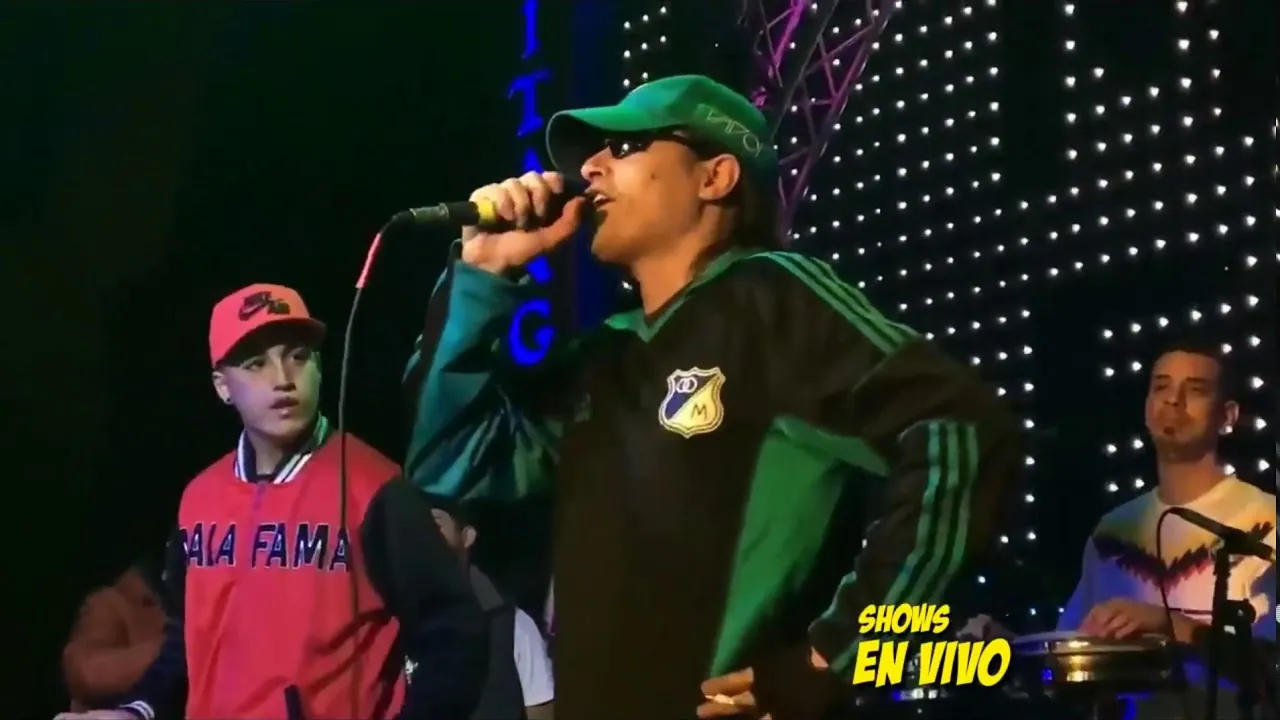 Mala Fama en vivo sobre el escenario