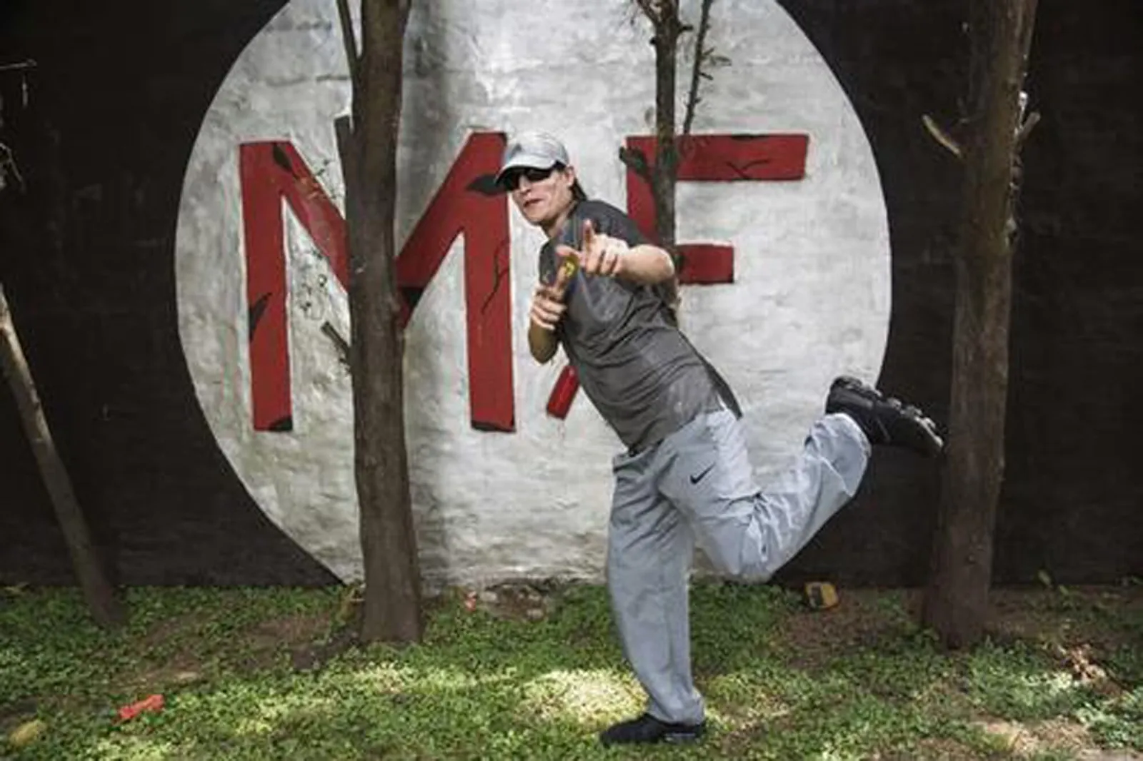 Hernán Coronel frente a un mural con las letras MF